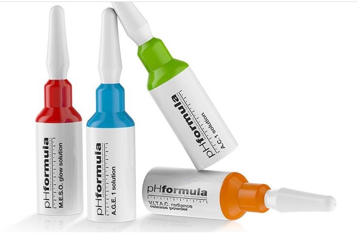 Quatre ampoules de sérums et solutions dermatologiques pHformula aux bagues colorées (rouge, bleu, vert et orange) présentées sur fond blanc.